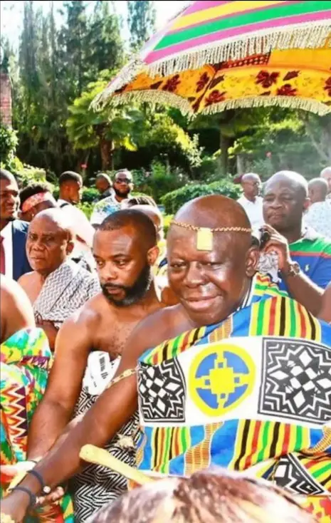 Otumfuo Nana Osei Tutu II with sɔ me sisie